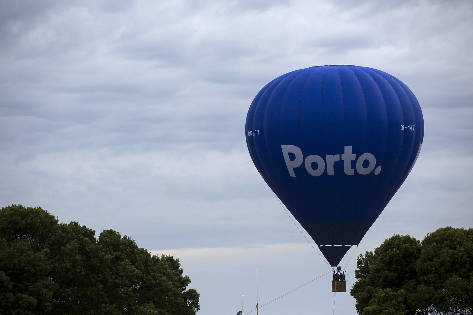 Air balloon rising that says Porto
