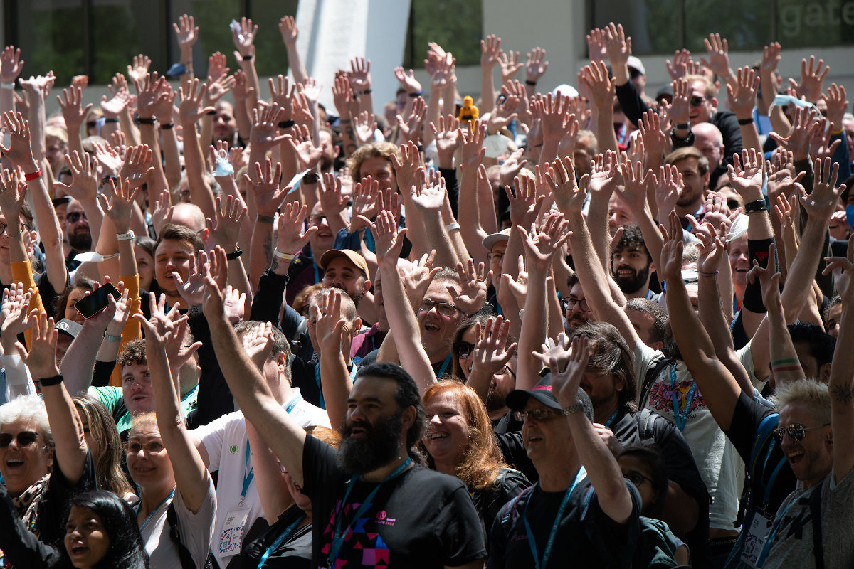 Crowd cheering outside at WCEU2022